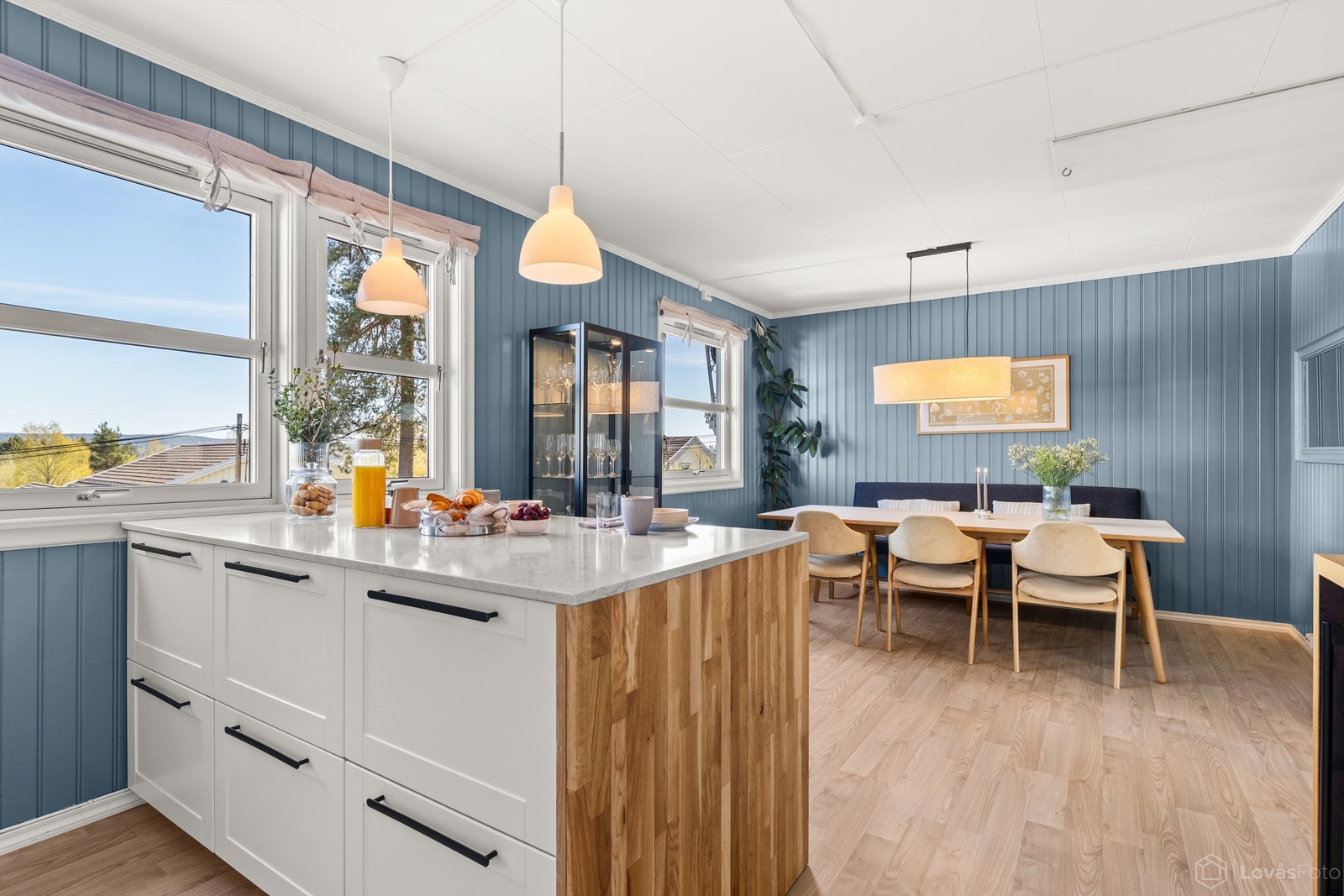 Kjøkkenøya fungerer som en naturlig arbeids- og frokostplass. Galleribilde