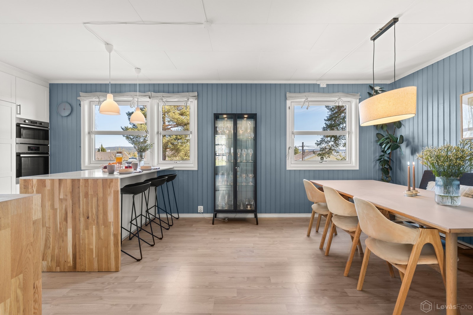 Spisestuen har plass til et stort langbord og har utsikt som strekker seg mot Østensjøvannet. Galleribilde