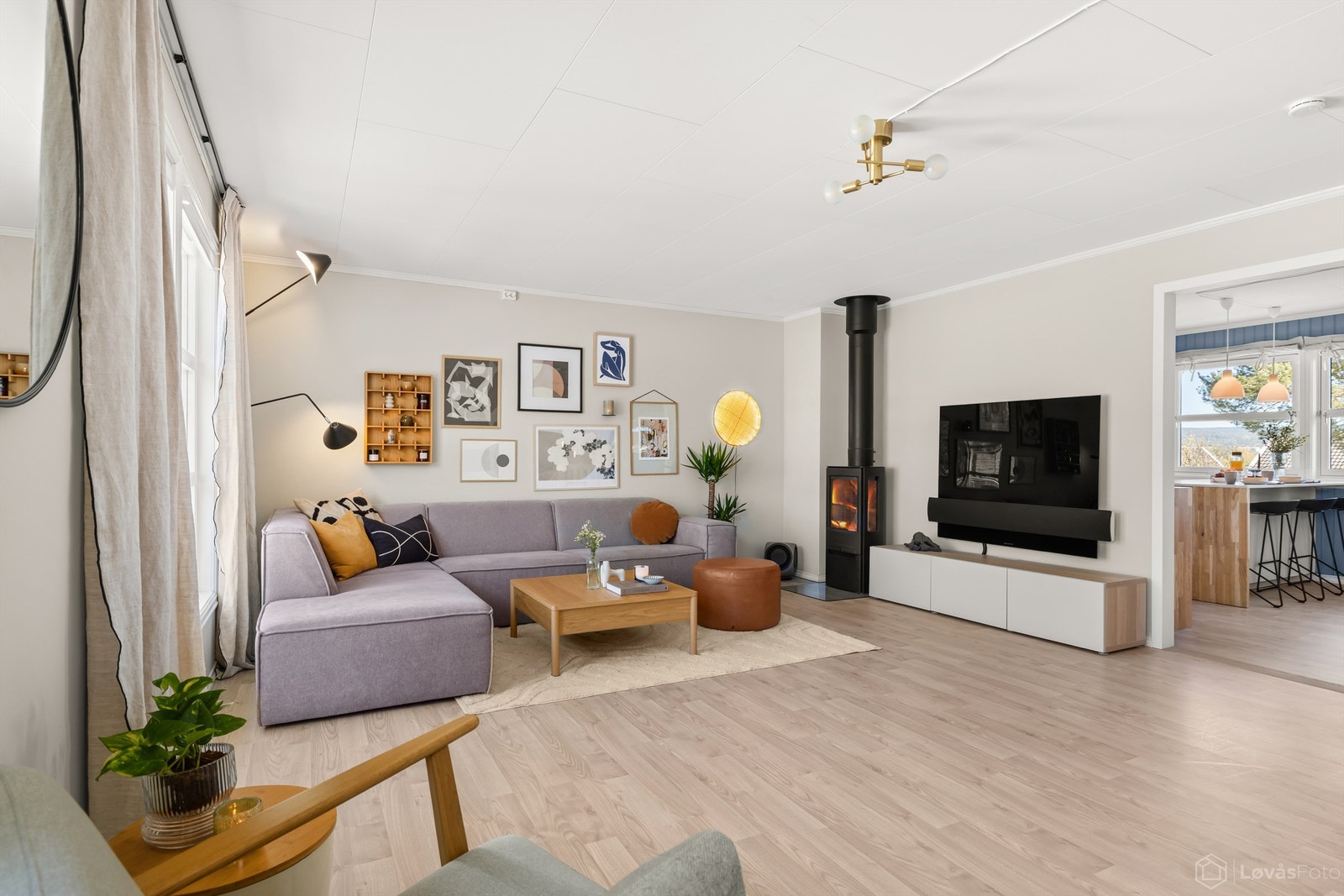 Stuen er et lyst samlingspunkt med god plass til en romslig sofagruppe. Galleribilde
