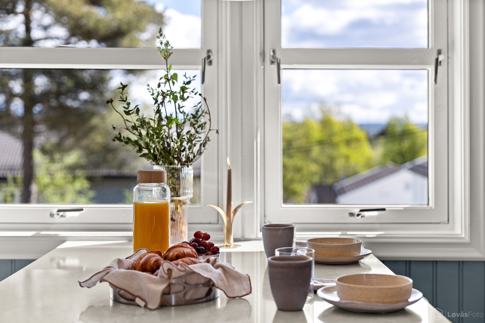 Fra frokostplassen kan man nyte utsikten over nærområdet. Galleribilde