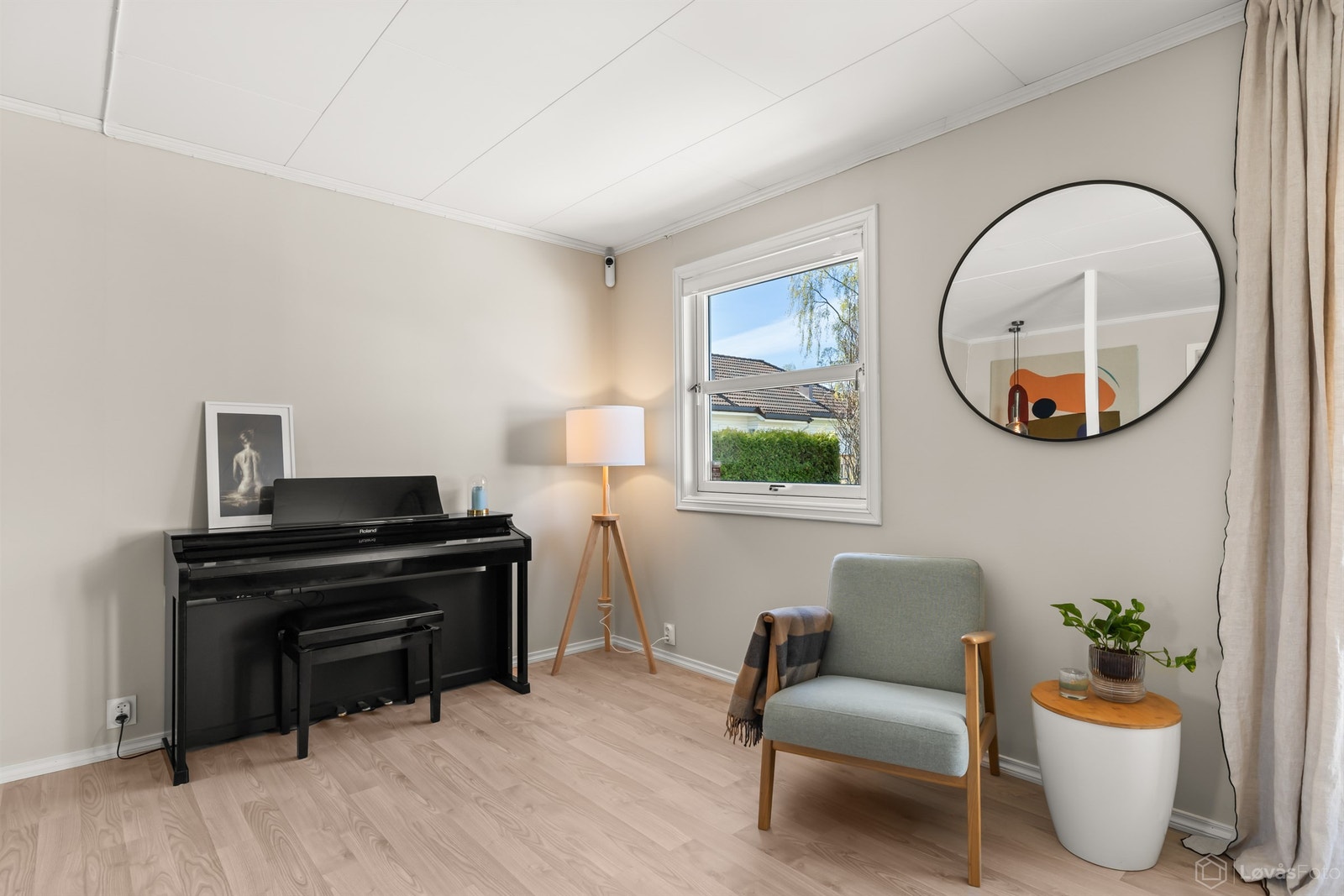 Stuen har flere soner, med plass til for eksempel en lesekrok eller et piano. Galleribilde