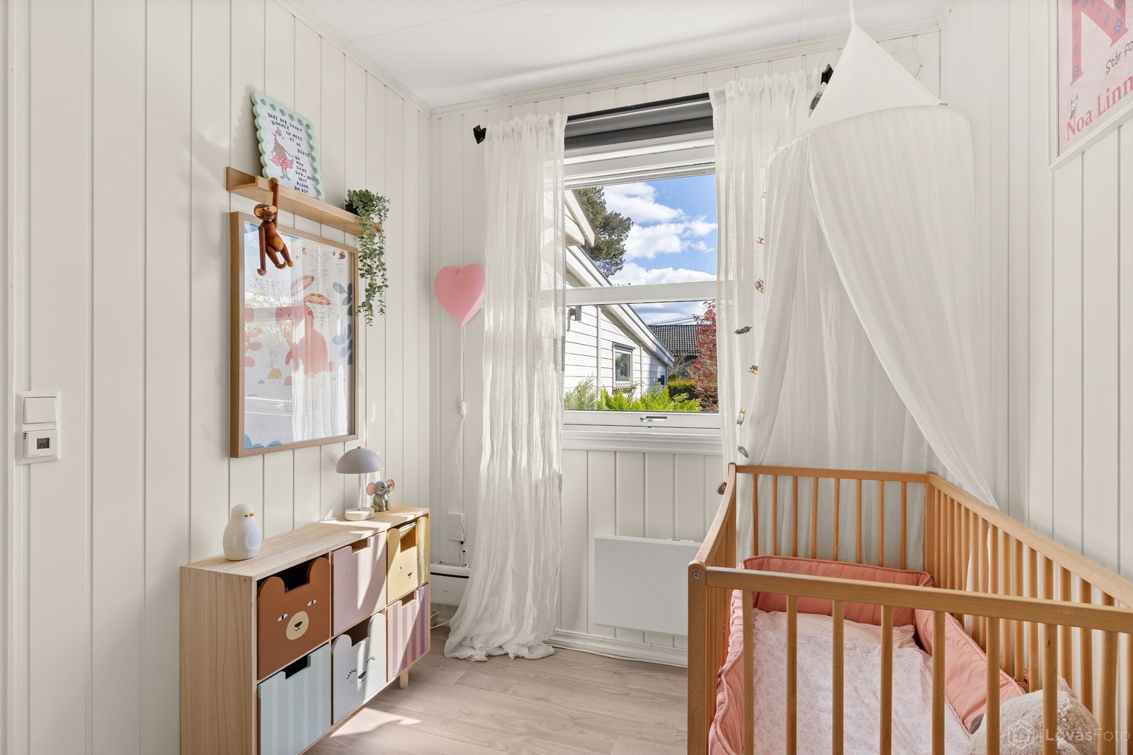 Dette soverommet har plass til både seng og lekeareal. Galleribilde