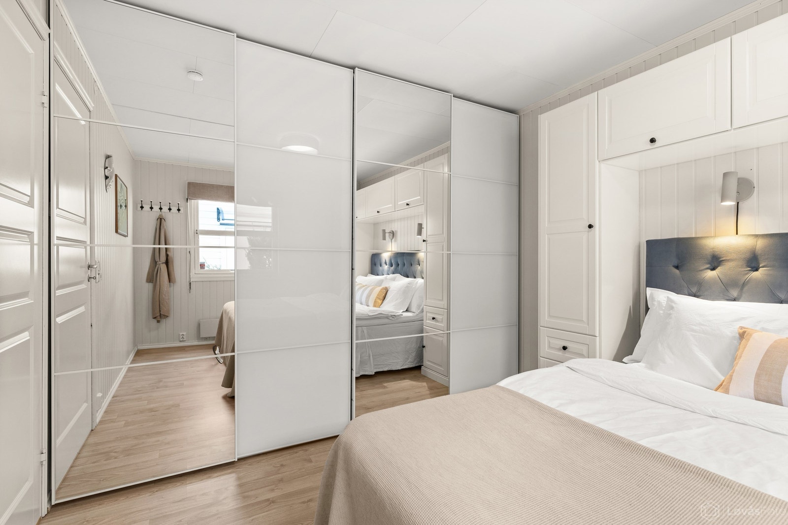 En stor skyvedørsgarderobe med speilfronter gir rikelig med plass og bidrar til en god romfølelse. Galleribilde