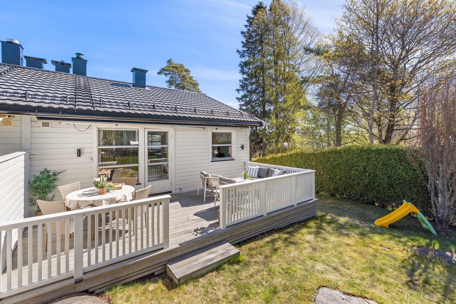 Boligen har eksklusiv bruksrett til en skjermet og pent opparbeidet hage. Galleribilde