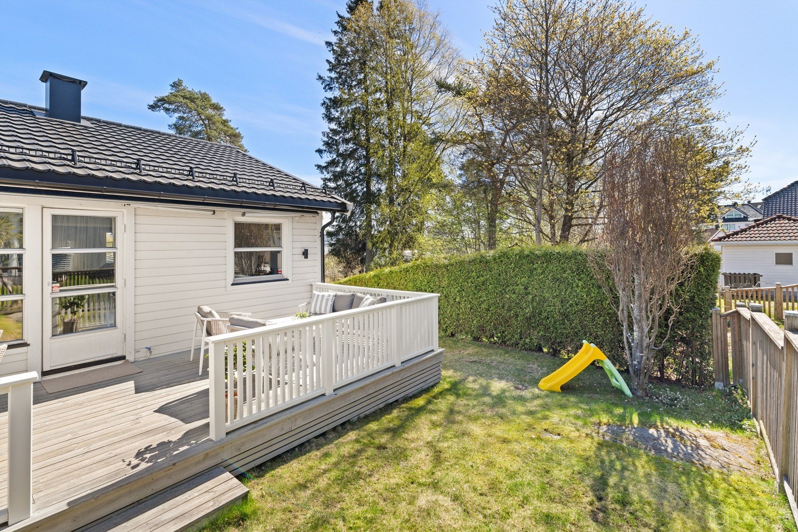 Den romslige terrassen på 20 m² er en naturlig forlengelse av stuen og går over i en privat hagedel. Galleribilde
