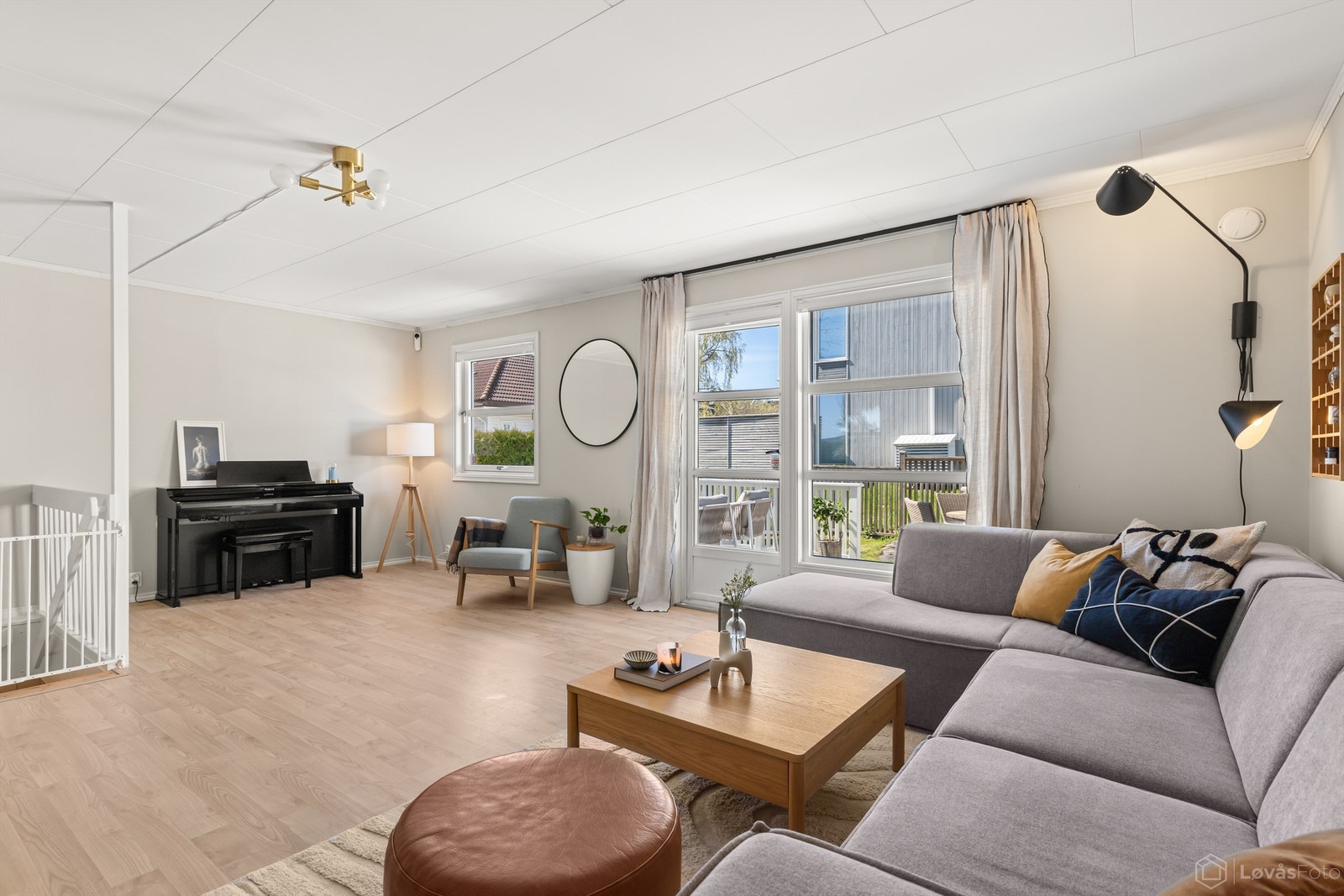 Fra stuen er det direkte utgang til en terrasse på 20 m² og den private hagen. Galleribilde