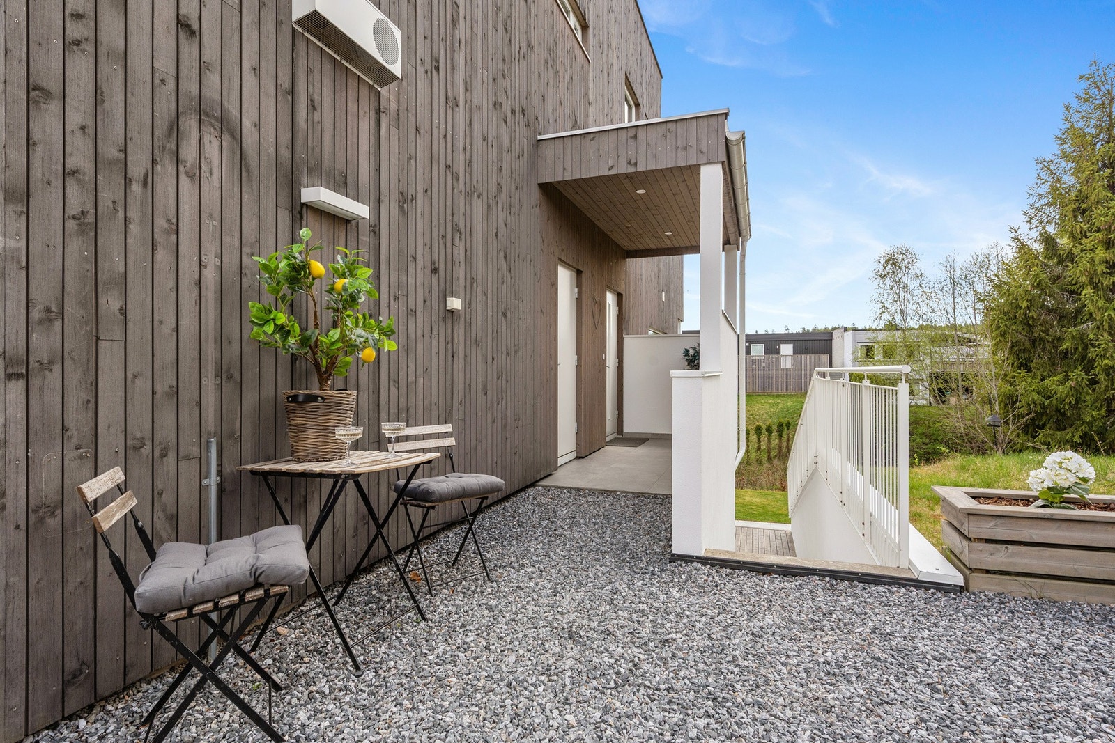 Trivelig overbygget inngangsparti ønsker deg velkommen inn i boligen. Galleribilde