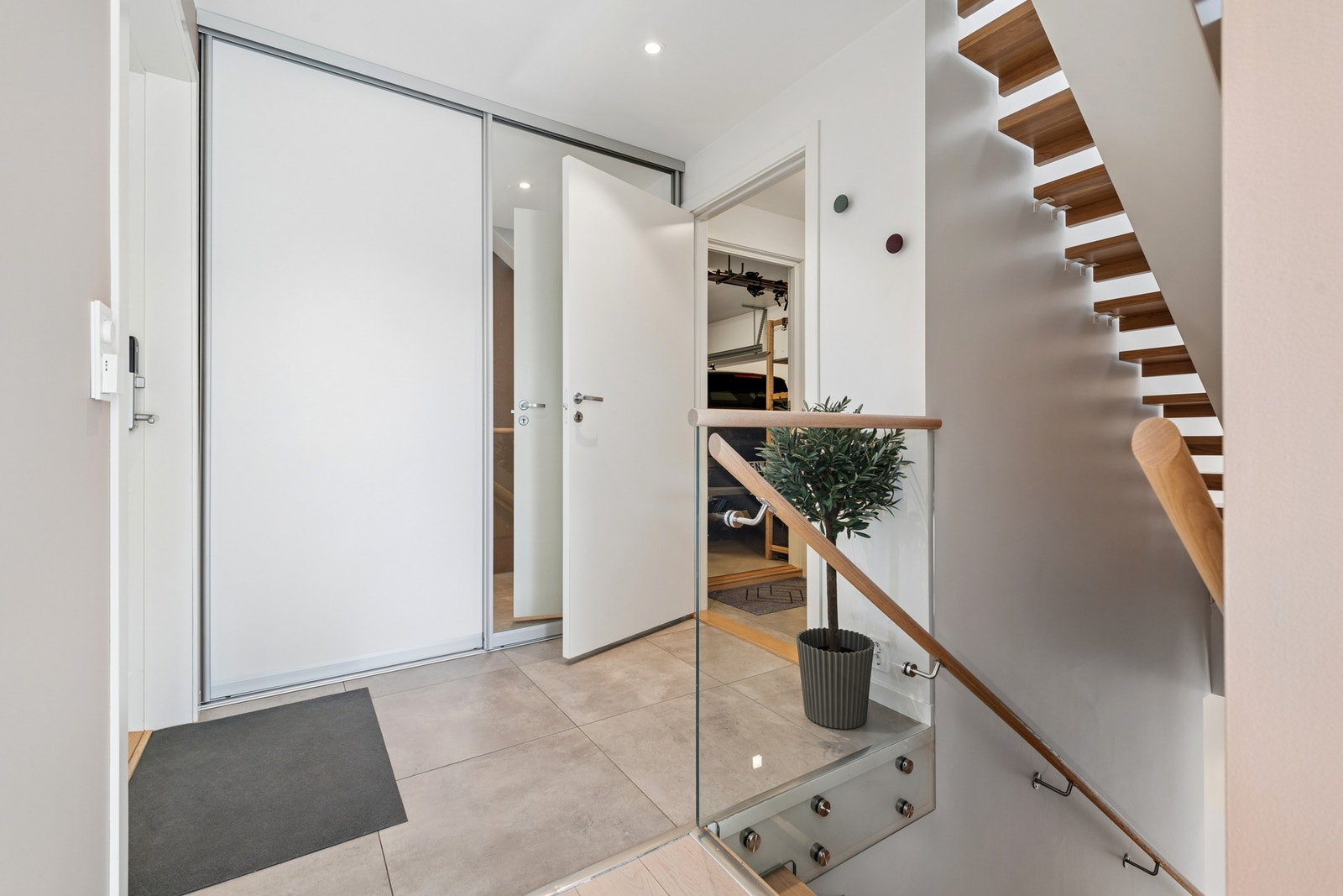 Trappeløpet med glassdetaljer og treverk tilfører boligen et moderne og gjennomført uttrykk. Direkte adkomst via garasje. Galleribilde