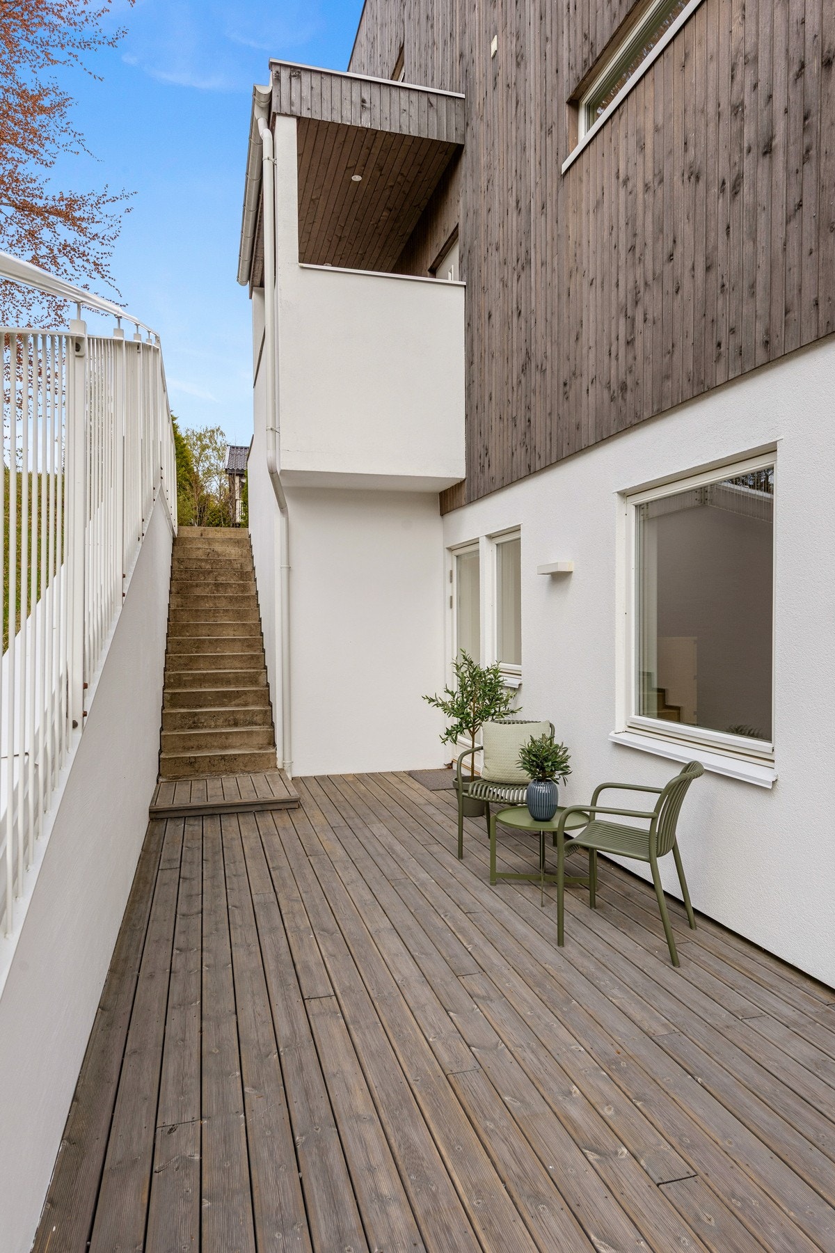 Terrasseområdet og inngangsparti til hybel leiligheten. Galleribilde