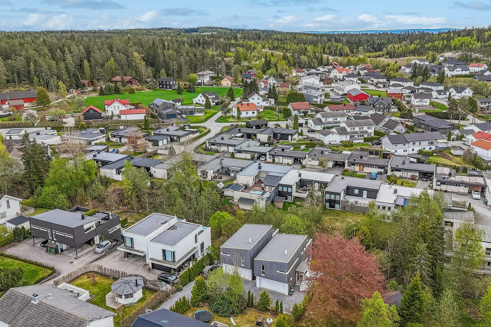 Karibakken 14 D ligger sentralt i et veletablert og barnevennlig boligfelt. Boligen har god intern beliggenhet med flotte uteområder samt gode solforhold. Galleribilde