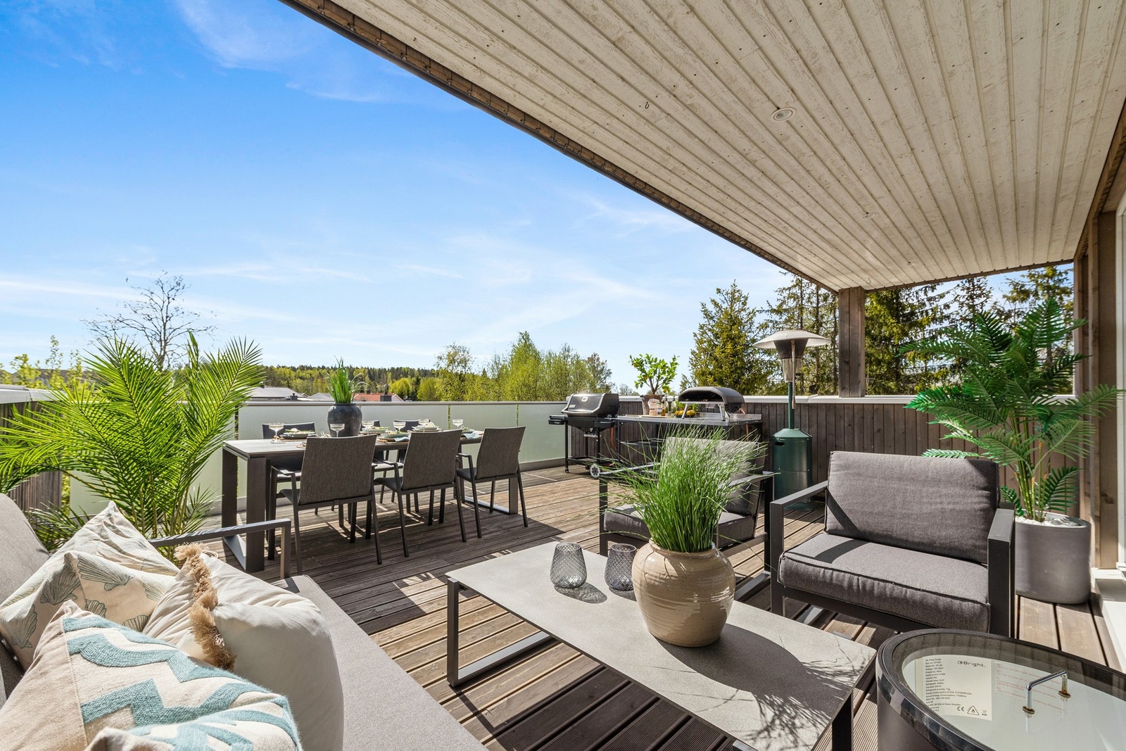 Den store takterrassen fremstår som et klart høydepunkt, med svært god plass til både sittegrupper, spisebord og grill. Galleribilde