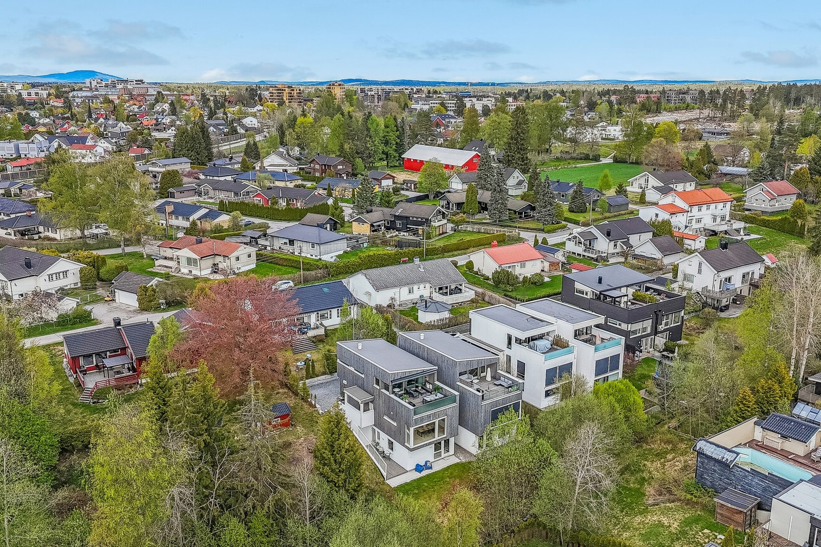 Jessheim sentrum ligger innen gangavstand og har de fleste bymessige kvaliteter hverdagen krever. Galleribilde