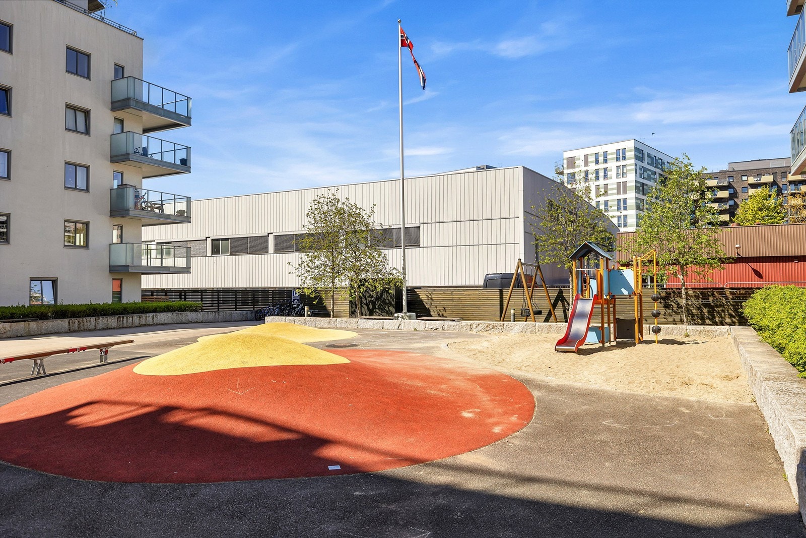 Hyggelig lekeplass i borettslagets fellesarealer. Galleribilde