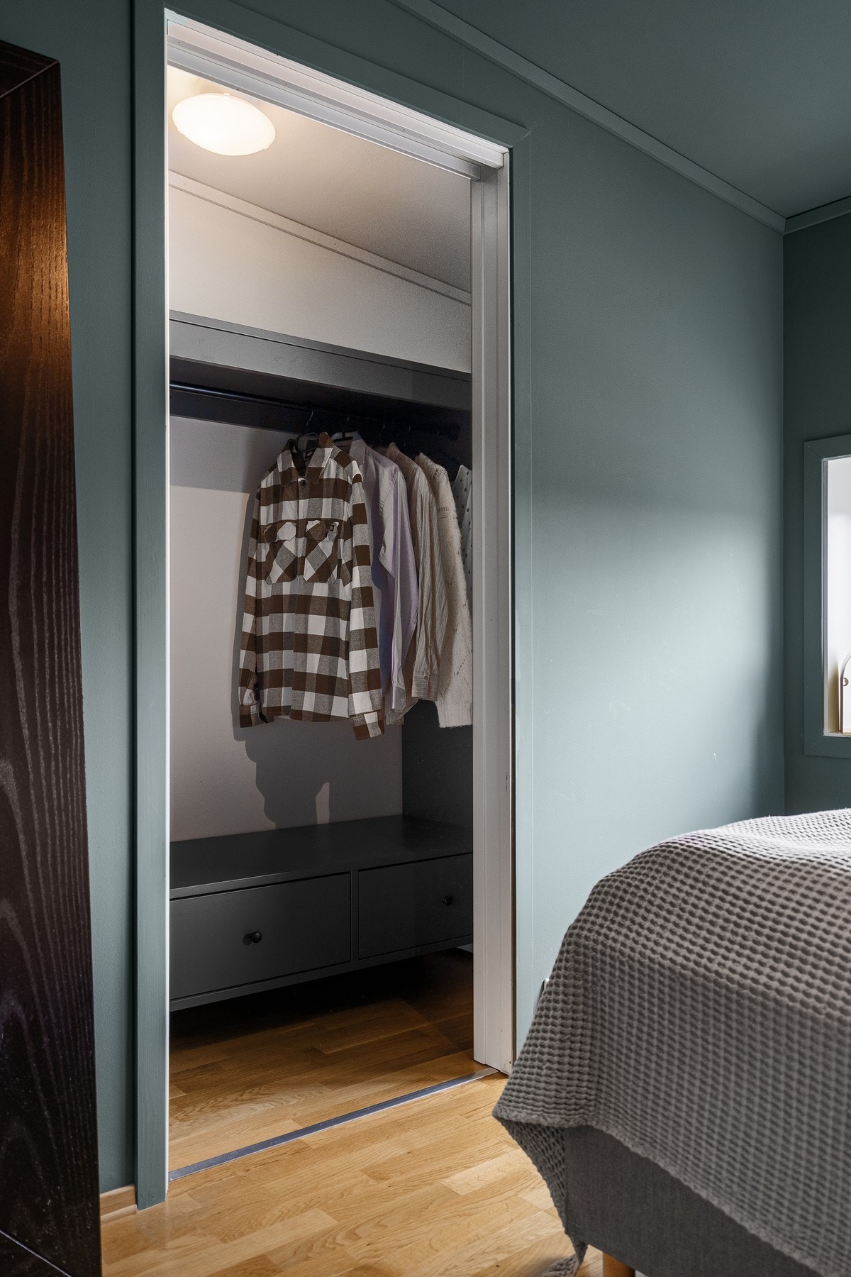 Soverom II - Utstyrt med praktisk walk-in garderobe. Galleribilde