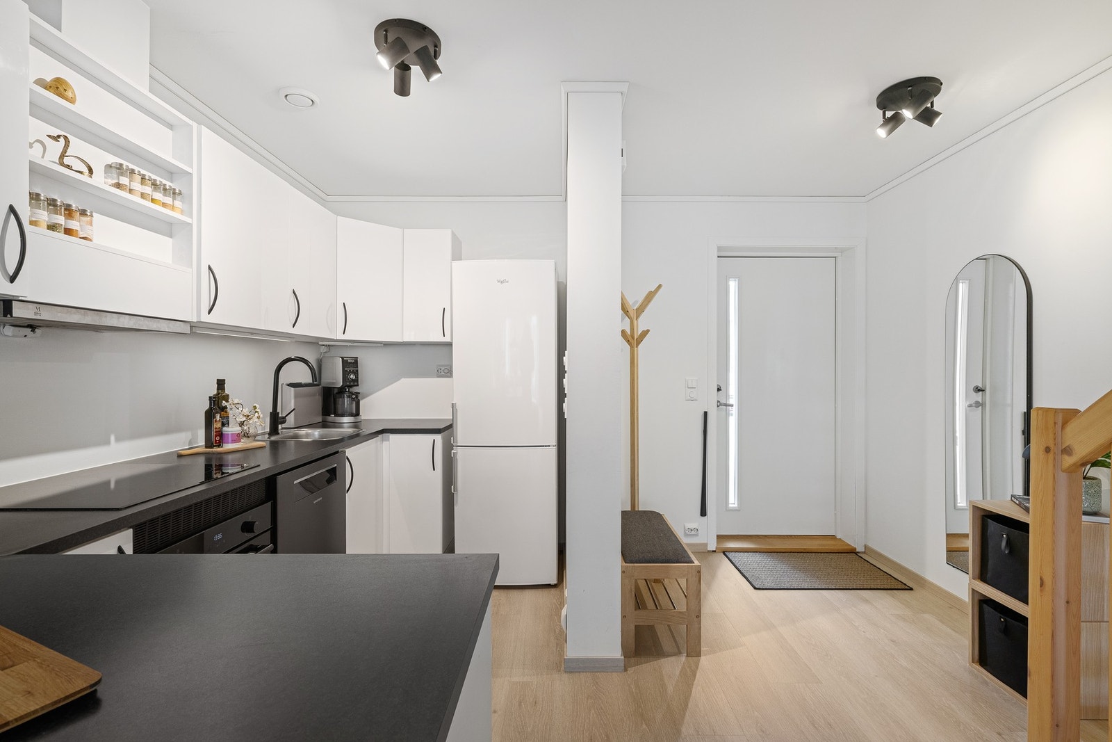 Boligen har en gjennomgående lys og moderne stil med praktisk planløsning og fine oppholdsrom. Galleribilde