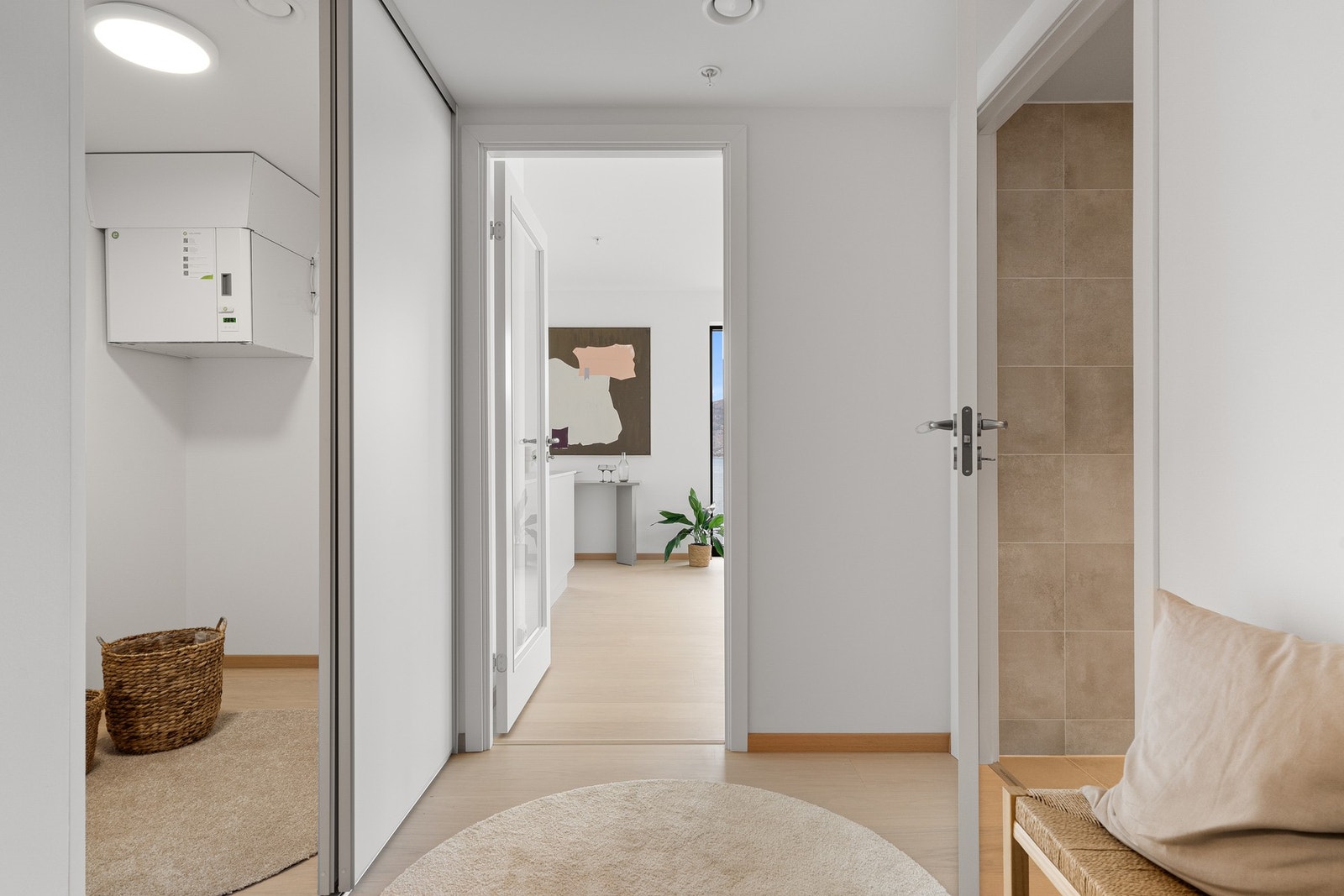 I gangen er det en skyvedør inn til en bod som kan brukes som kombinert garderobe. Galleribilde
