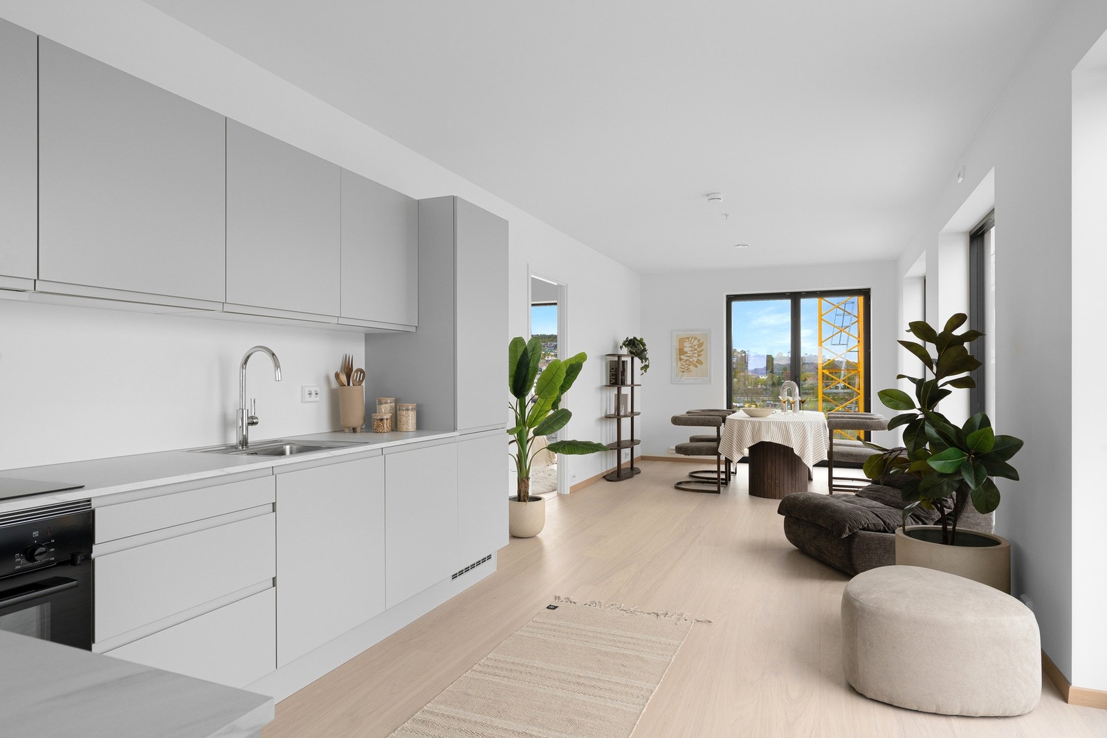 Det er god plass til et spisebord, og ikke minst langbord når gjestene kommer. Galleribilde