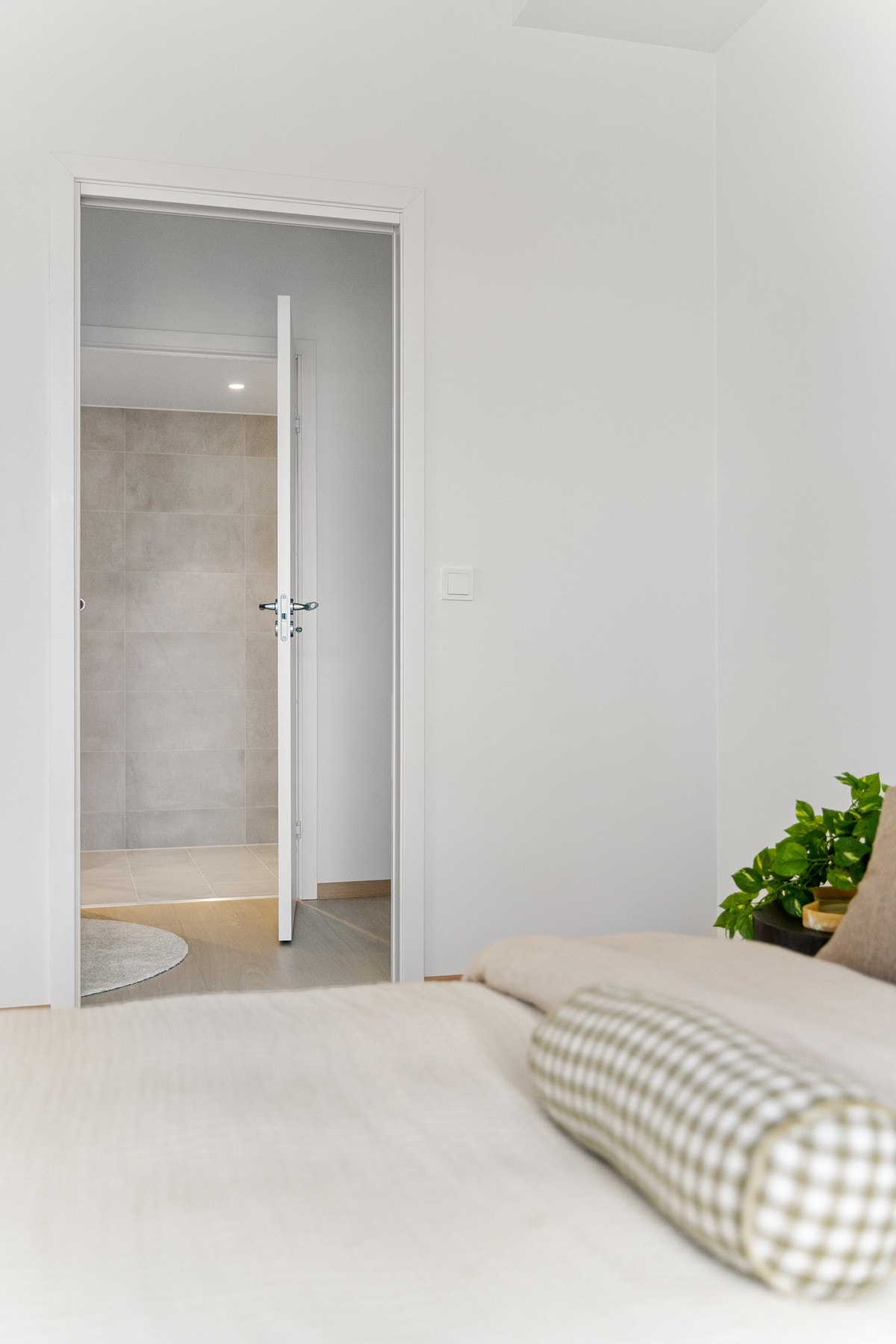 Det er direkte adkomst til walk-in closet og eget bad. Galleribilde