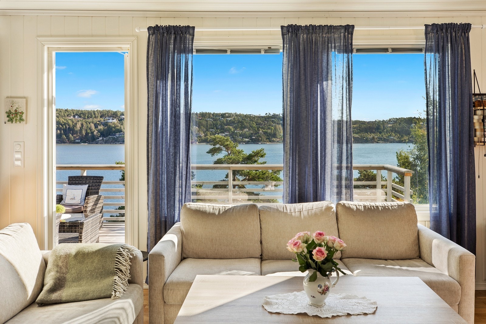 Stue med utsikt og utgang til veranda. Galleribilde