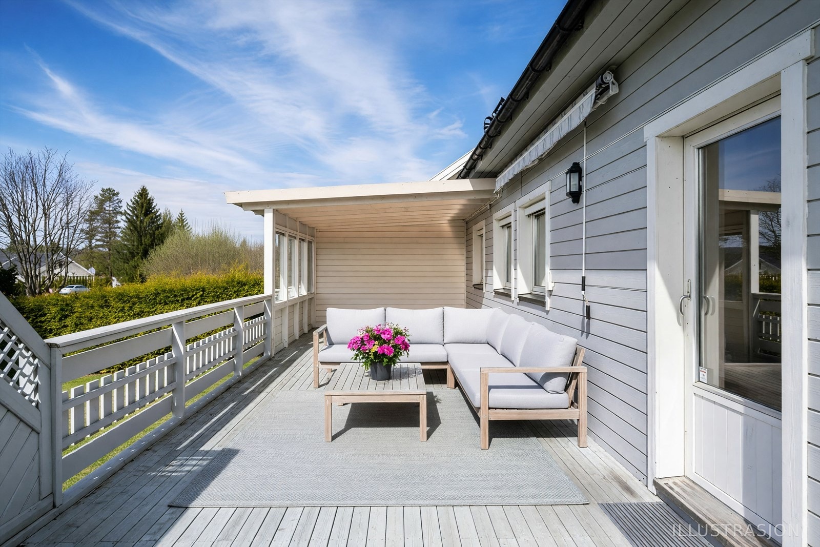 Boligen har en romslig, sørvestvendt terrasse på ca. 37 m² med direkte utgang fra stuen. *Bildet er digitalt møblert. Galleribilde