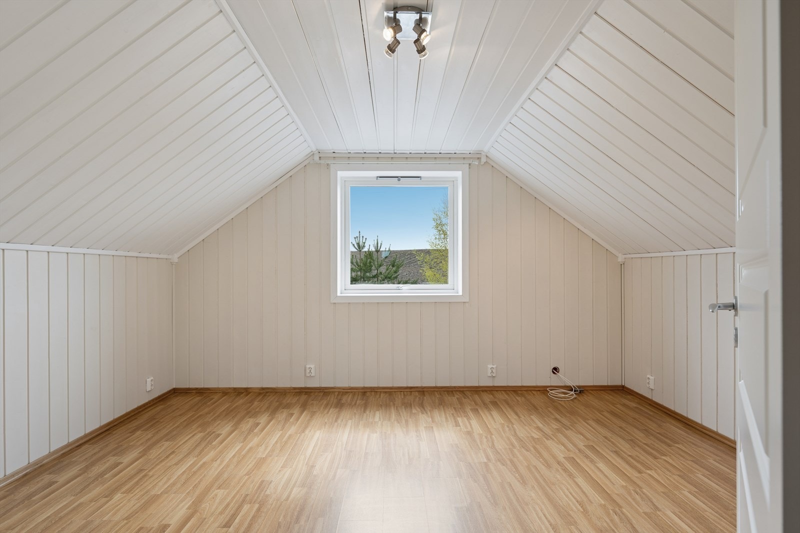 God plass til seng og oppbevaring. Galleribilde