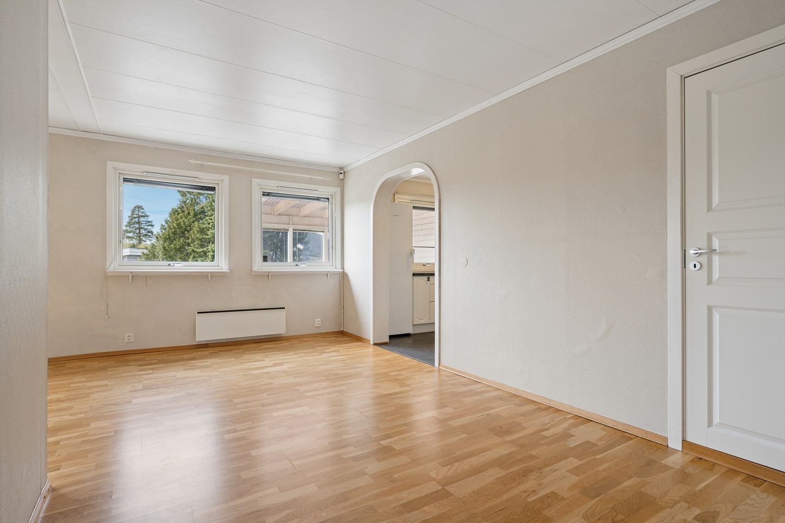 Planløsningen i første etasje er endret for å skape en større, sammenhengende stue. Galleribilde