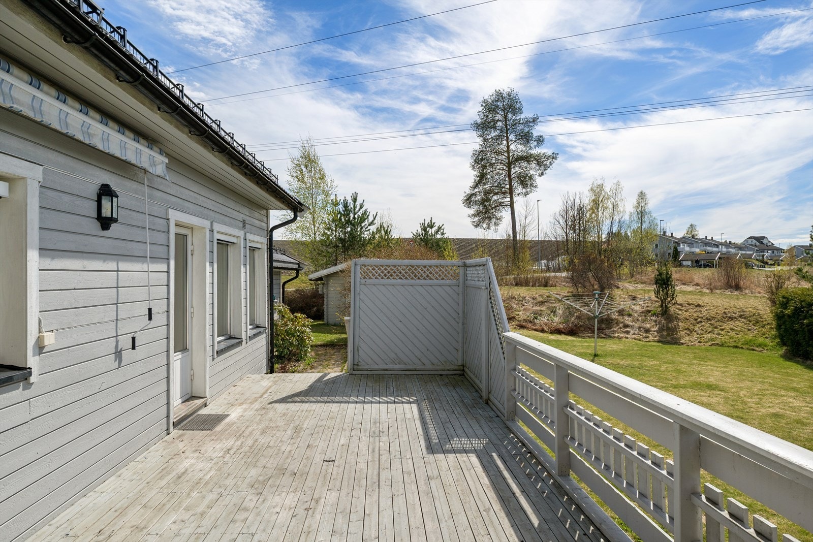 Fra terrassen har man utsyn over egen hage og nærområdet. Galleribilde