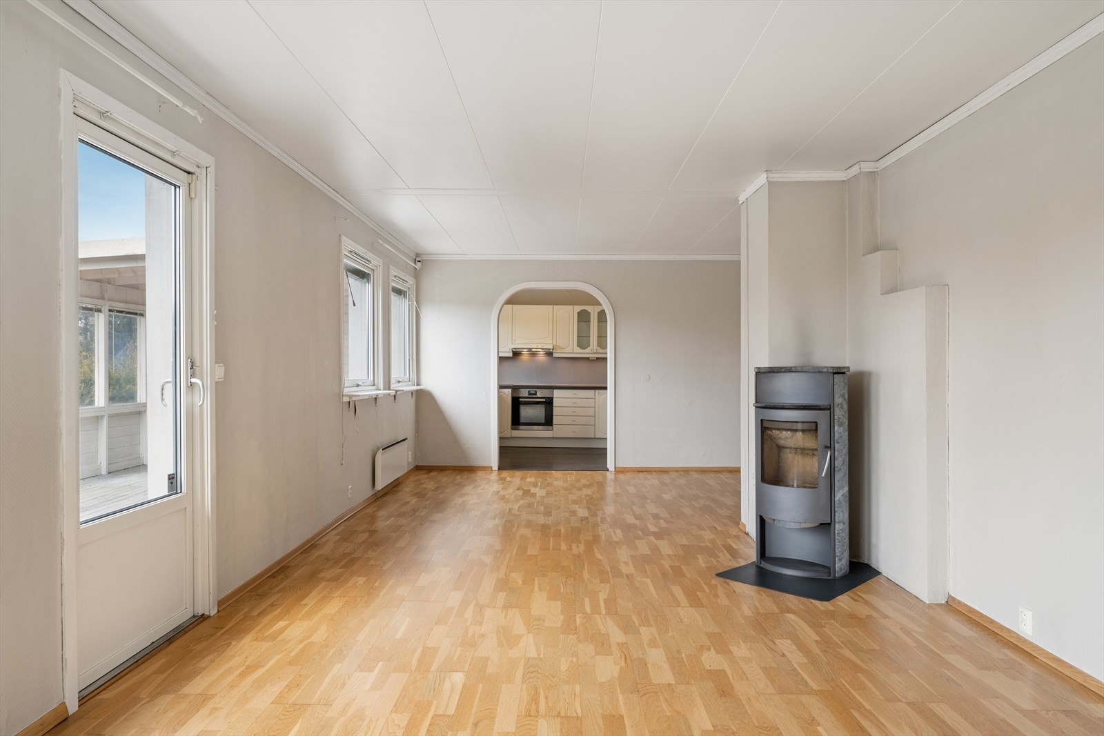 Fra stuen er det direkte utgang til terrassen via en dør med 2-lags isolerglass. Galleribilde