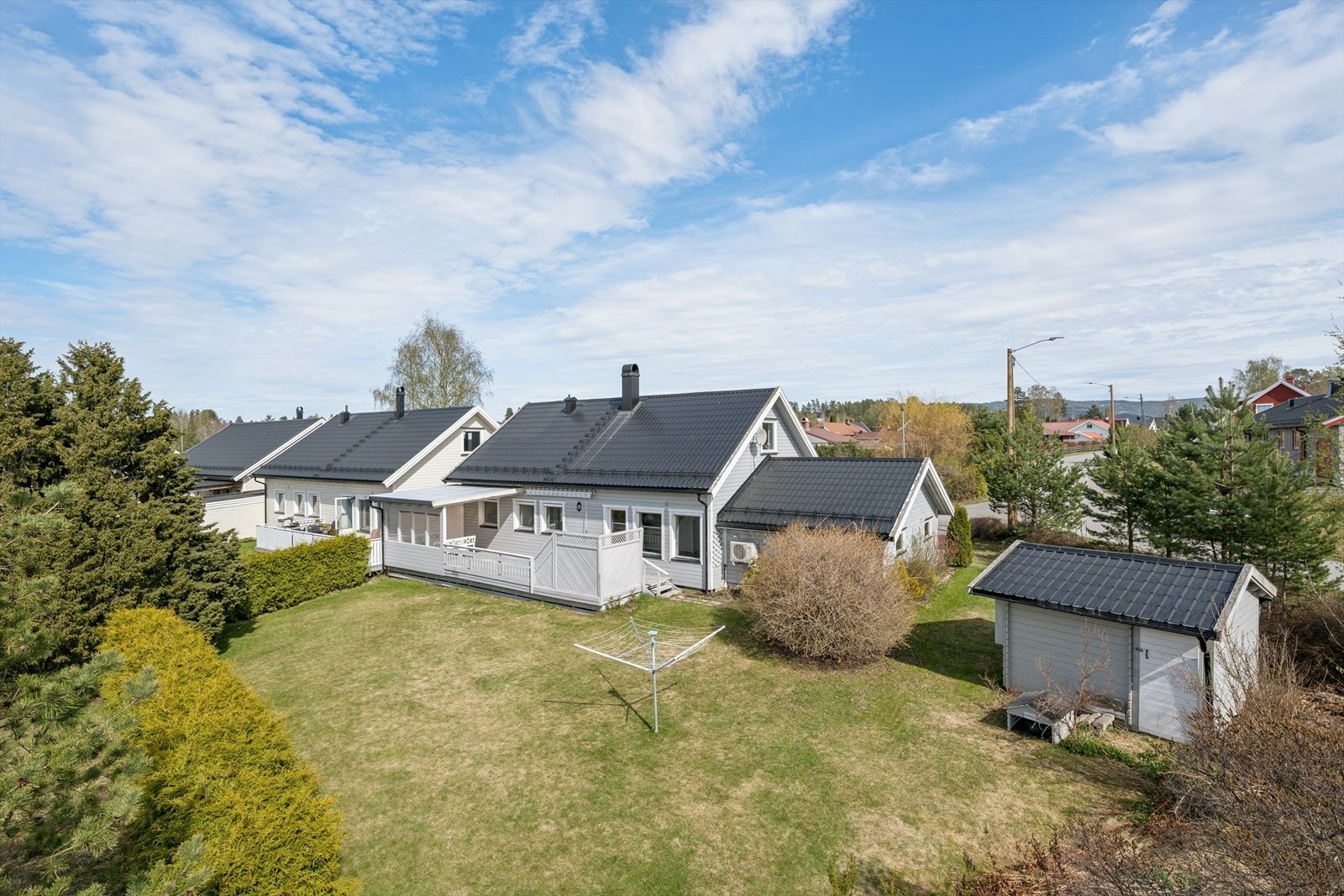 Tomten er flat og pent opparbeidet. I bakkant ligger Tolpinrud idrettsanlegg, kun fem minutters gange unna. Galleribilde