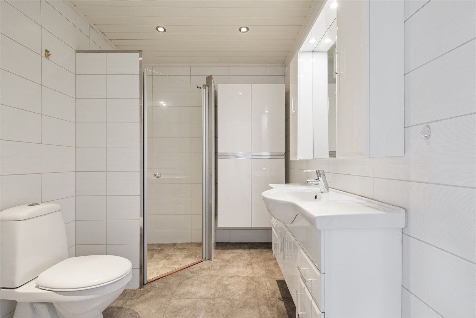 Badet i første etasje ble oppgradert i 2012 og har flislagte overflater og elektrisk gulvvarme. Galleribilde
