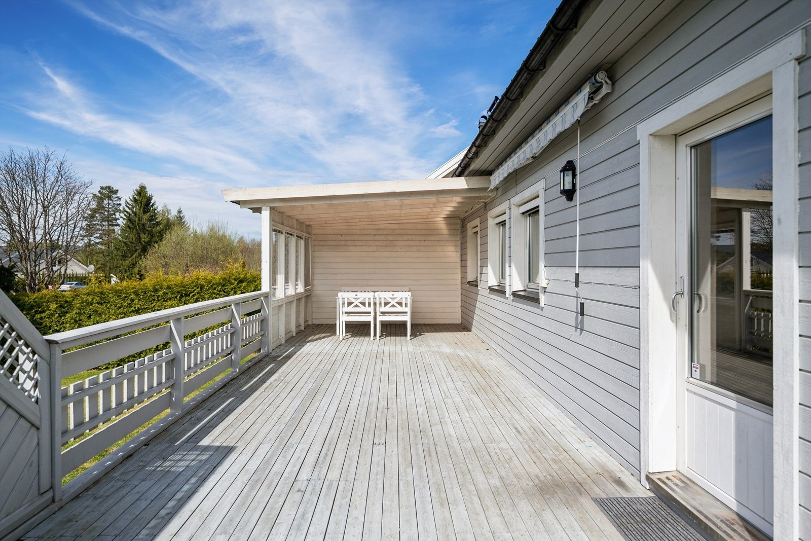 Terrassen er bygget i treverk og har god plass til flere sittegrupper. God plass til å nyte solen! Galleribilde