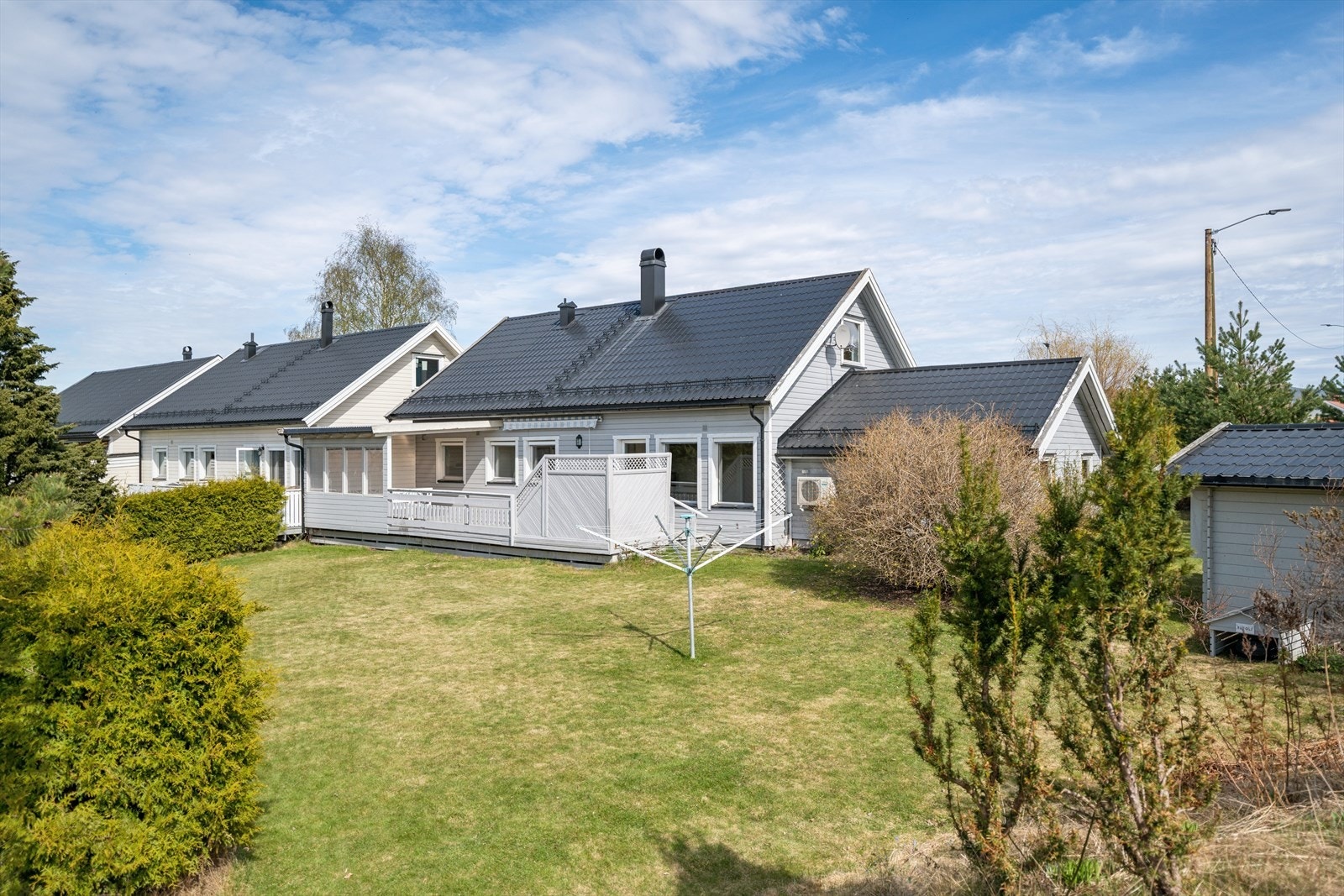 Hagen er opparbeidet med plen og beplantning. Fasaden ble oppgradert med ny kledning og tilleggsisolering i 2013-2014. Galleribilde