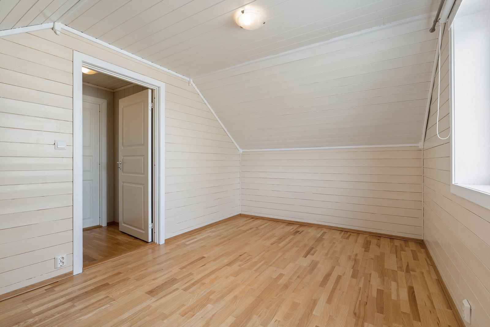 Rommene i loftsetasjen harr skråhimling og en målt takhøyde på opptil 2,24 meter. Galleribilde
