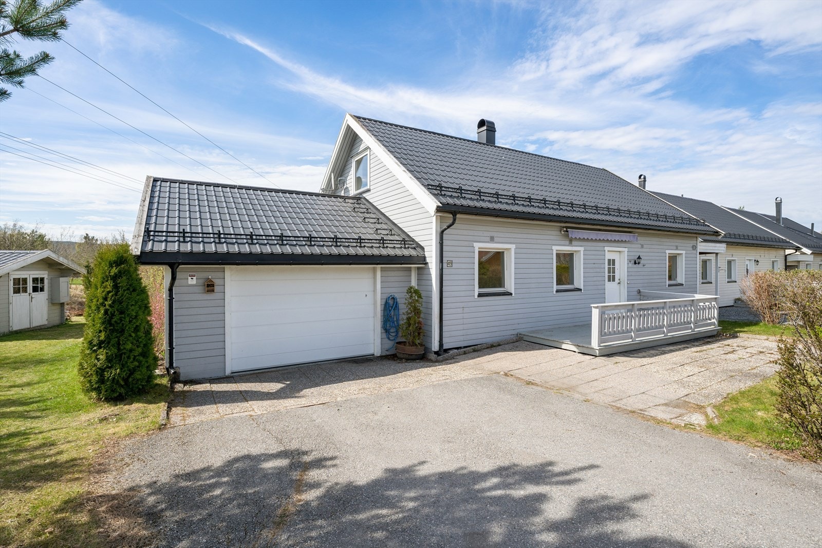 Garasjen er tilliggende boligen og har saltak tekket med metallplater, likt som hovedhuset. Galleribilde