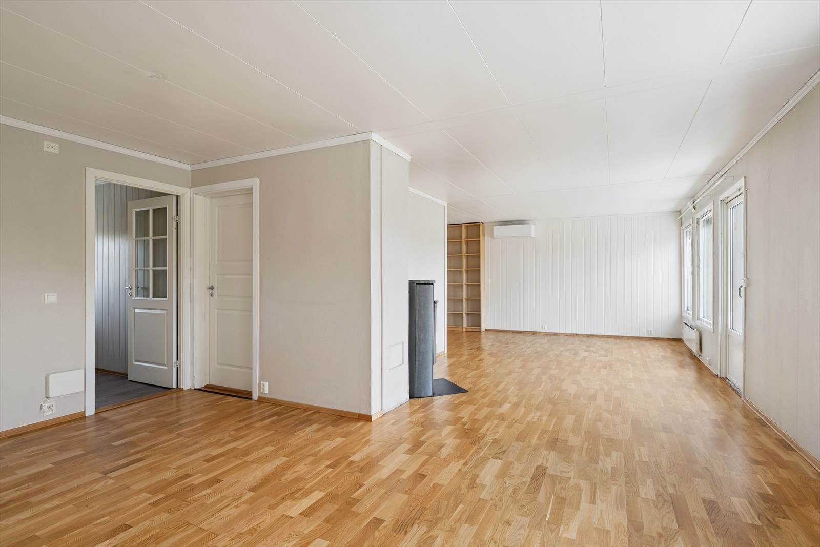 Boligen varmes opp med strøm, vedfyring og en luft-til-luft varmepumpe plassert i stuen. Galleribilde