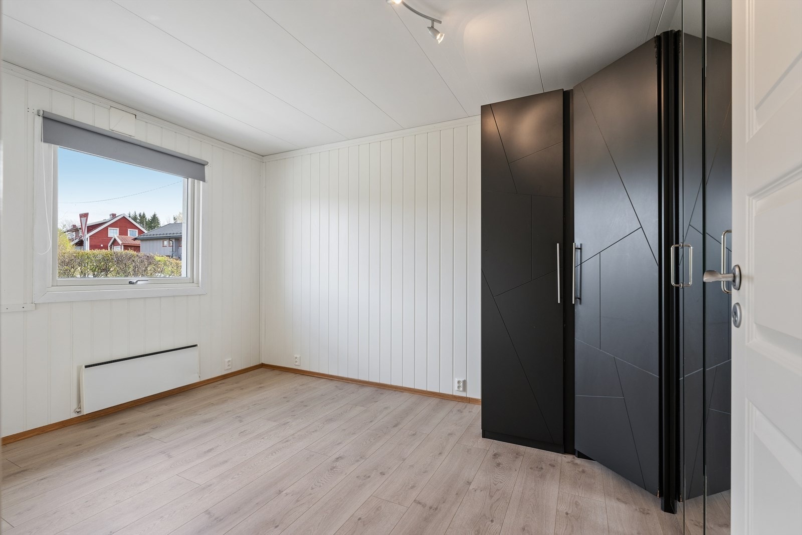 Her er det god plass til dobbeltseng og tilhørende nattbord. Galleribilde