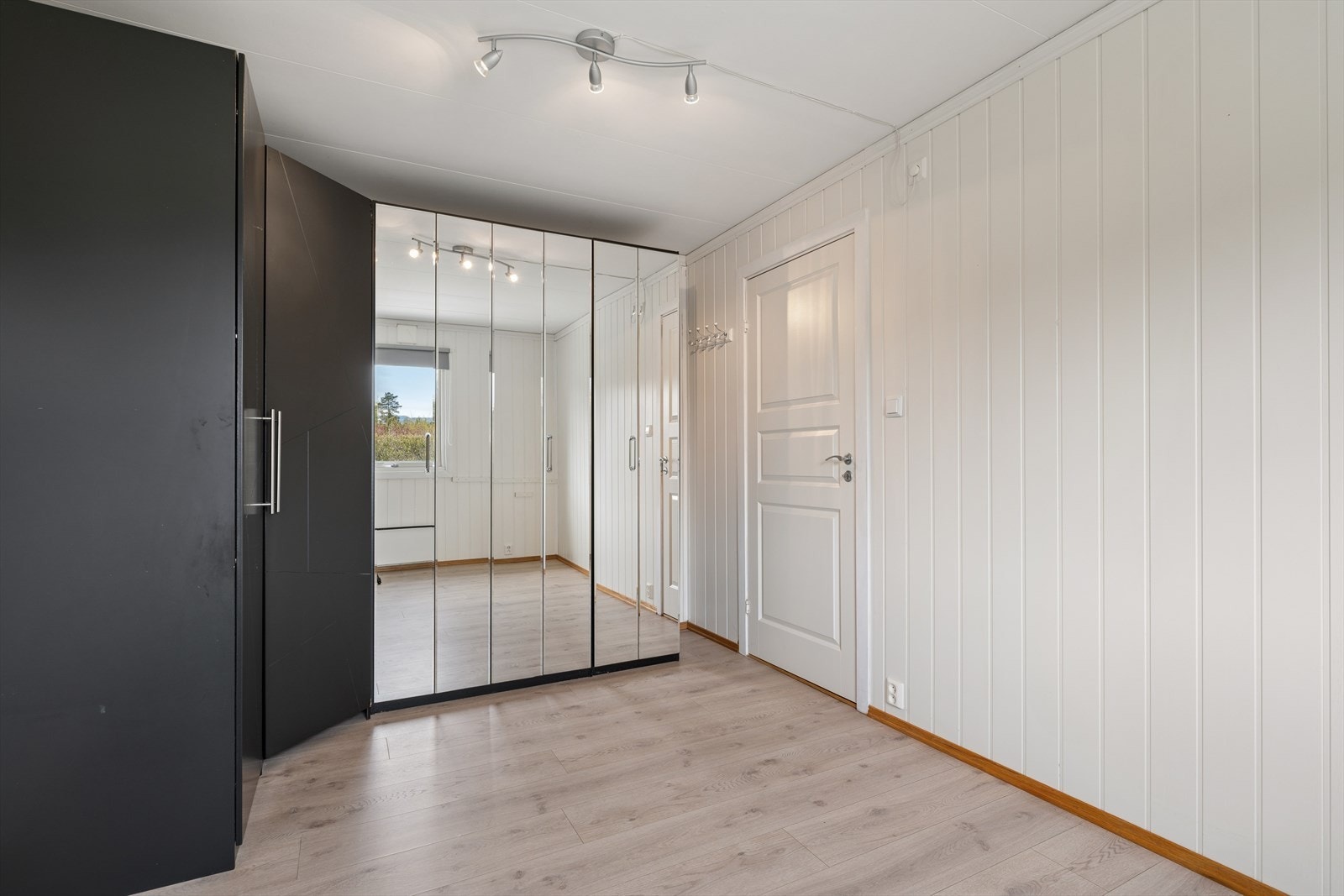 Hovedsoverommet/soverom 2 i 1.etg er av god størrelse og har godt med skapplass. Galleribilde