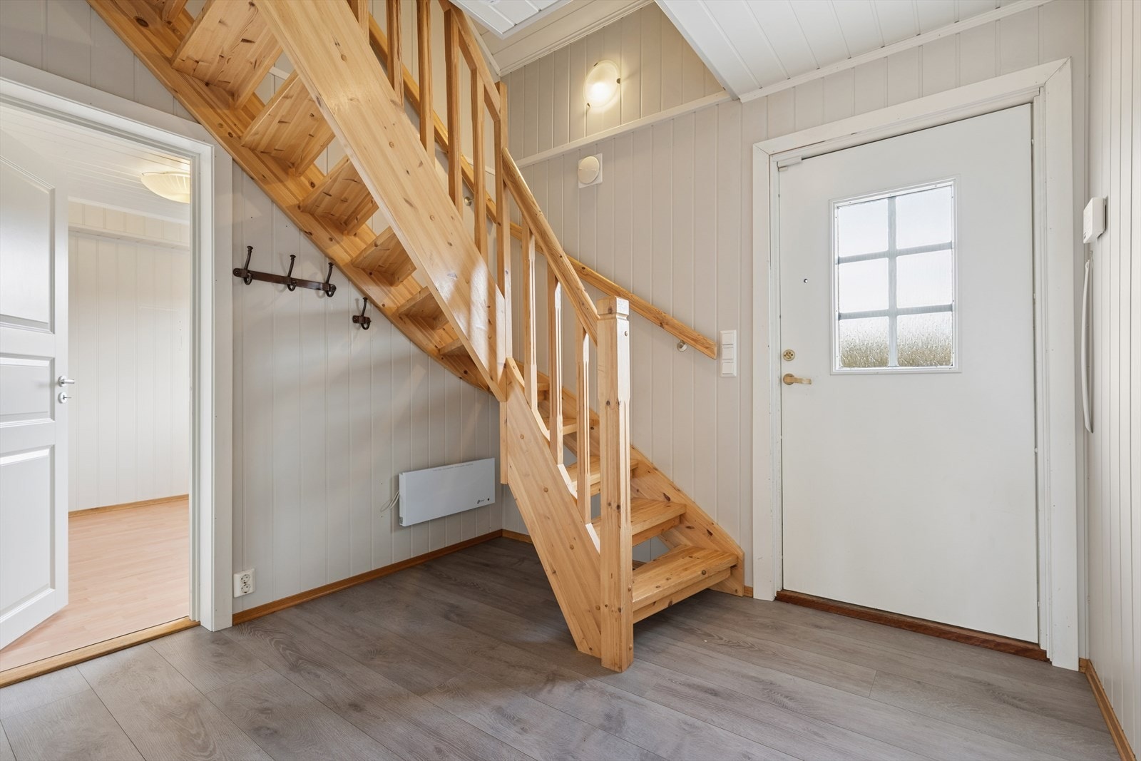 Velkommen inn! Lys og luftig entré med god plass til sko, jakker og yttertøy. Galleribilde