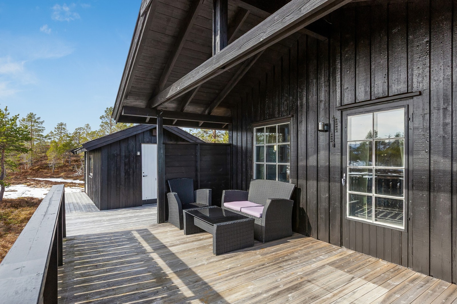 Perfekt uteplass for både morgenkaffen og sommerkveldene. Galleribilde
