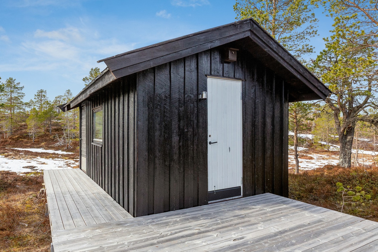 Frittstående anneks på ca. 15 kvm med gode bruks- og oppbevaringsmuligheter. Galleribilde