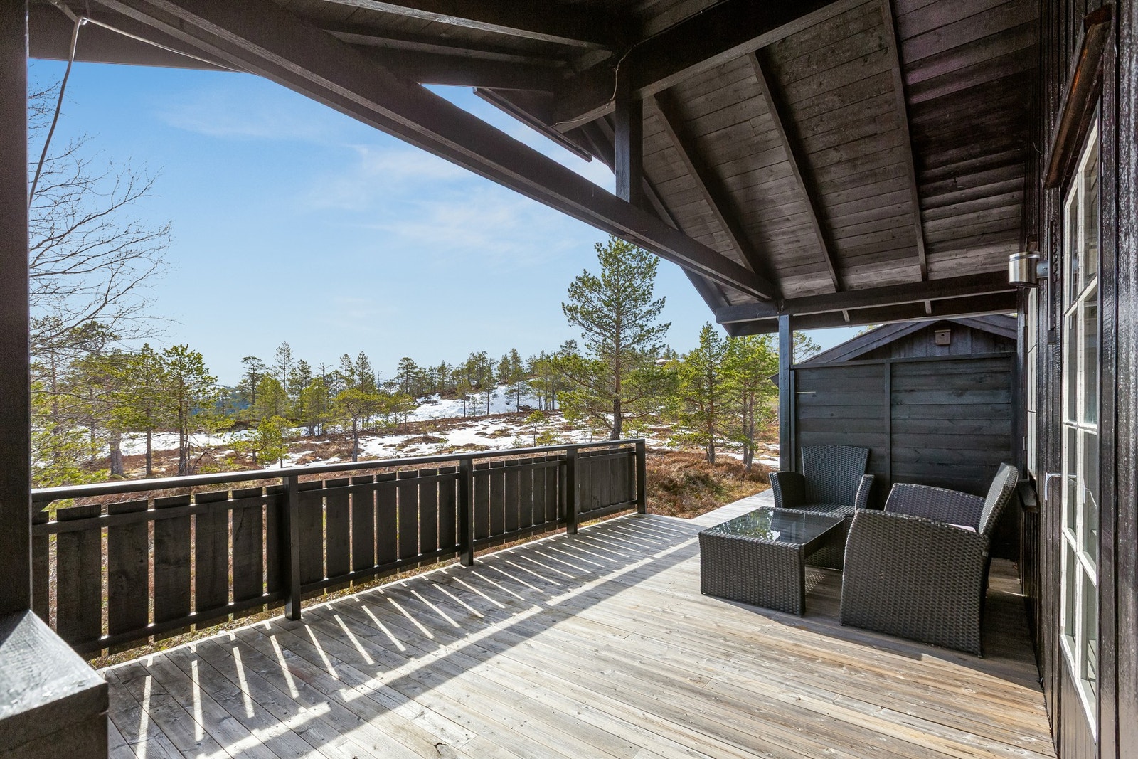 Solrik terrasse med fin utsikt over nærområdet. Galleribilde
