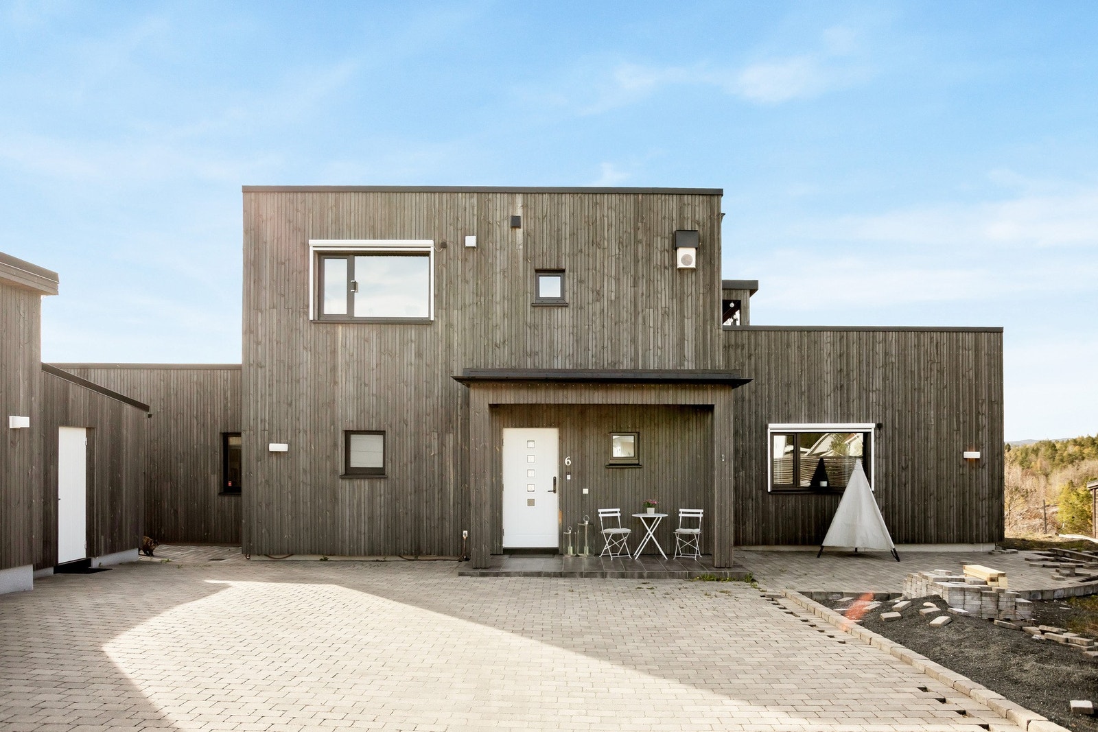 Kort vei til skoler, barnehager, butikker, treningssenter og flotte turmuligheter. Galleribilde