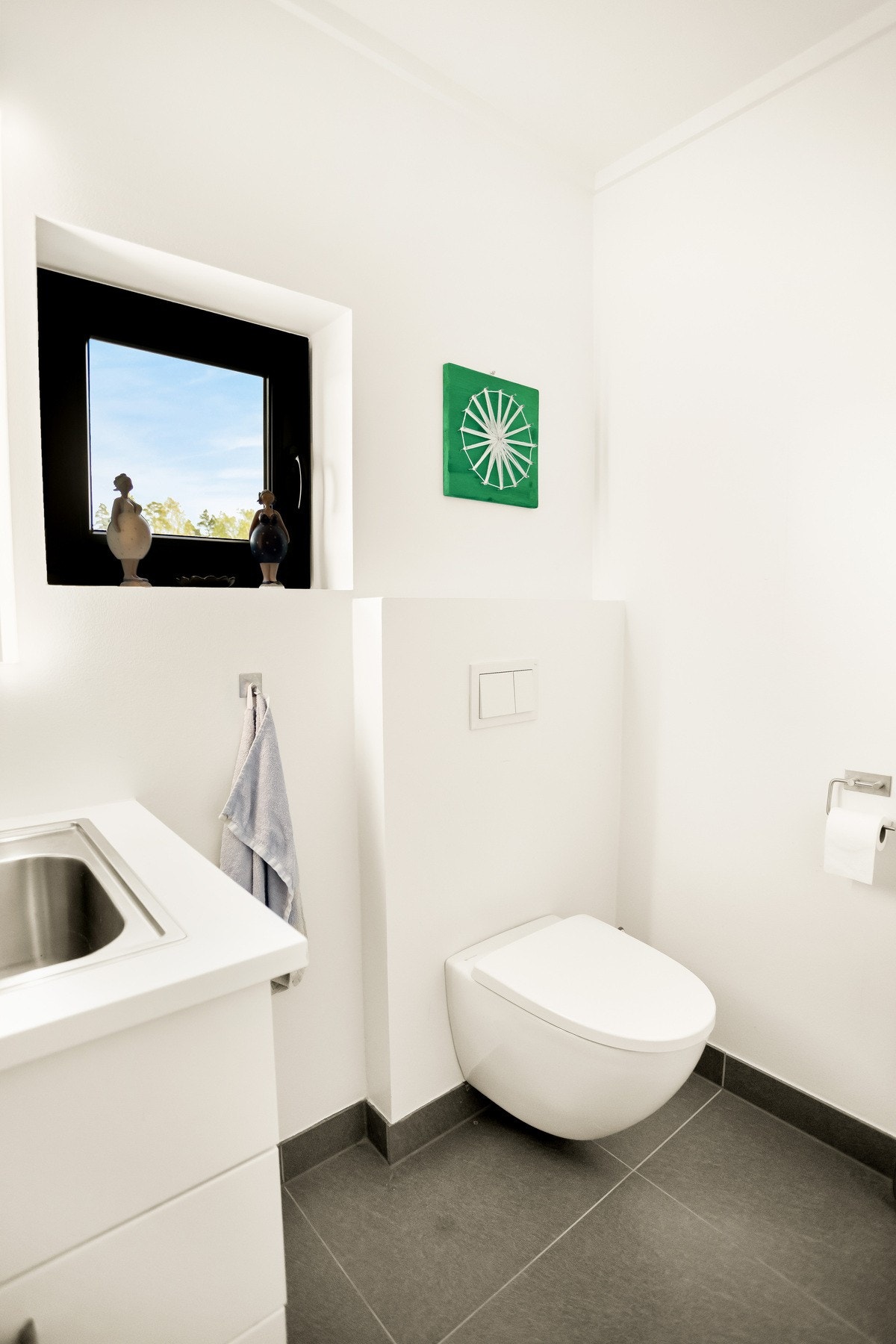 Vaskerommet har vask, toalett og opplegg for vaskemaskin. Galleribilde