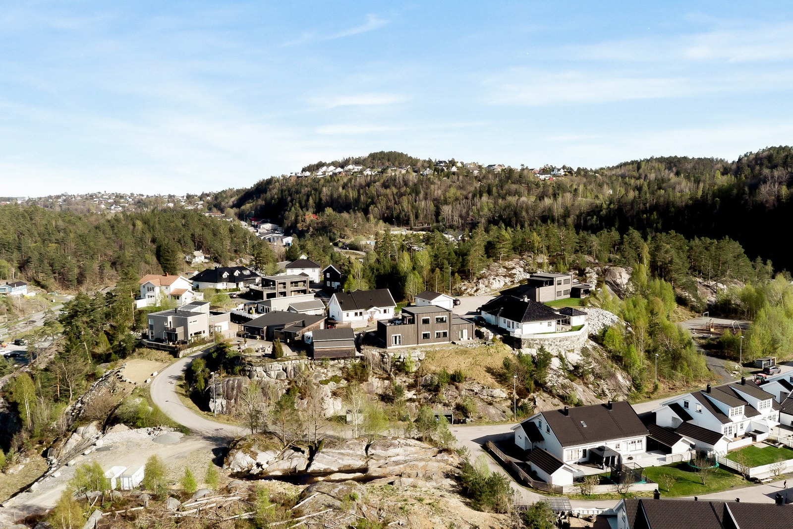 For barnefamilier er området spesielt godt tilrettelagt, med en flott opparbeidet lekeplass på Solåsen og barnehager i nærområdet. Galleribilde