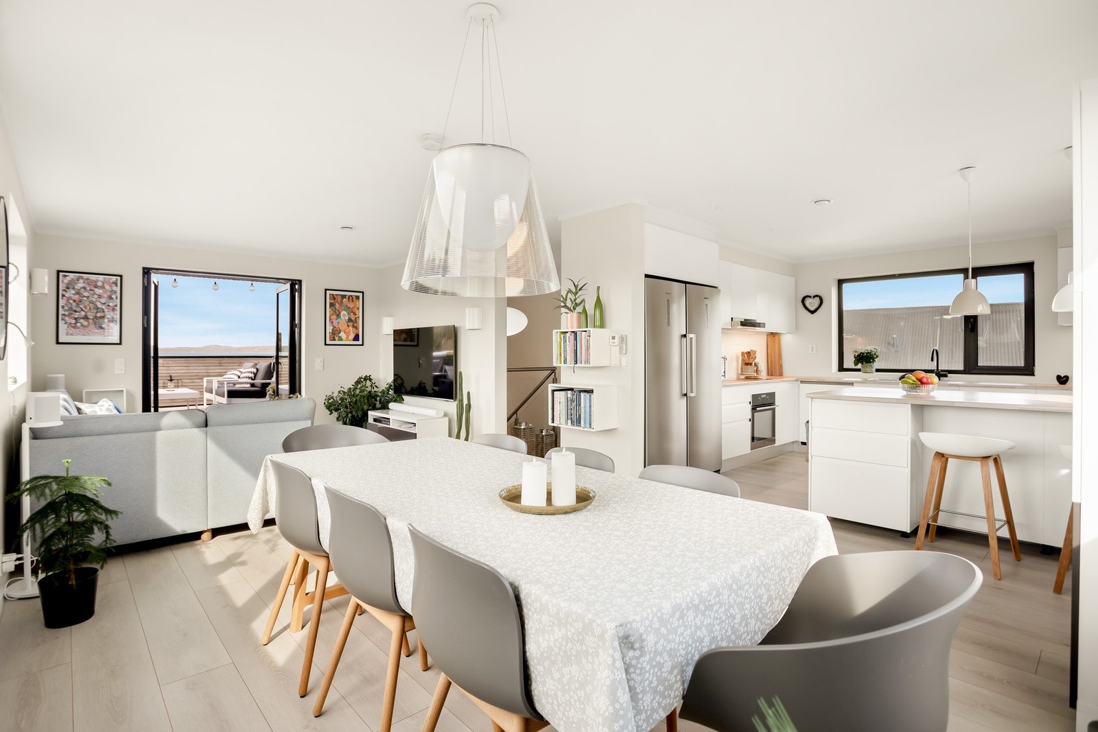 Rommet har god plass til ønsket møblering med både sofa- og spisegruppe, og de store vindusflatene slipper inn rikelig med naturlig lys som skaper en luftig og behagelig atmosfære. Galleribilde