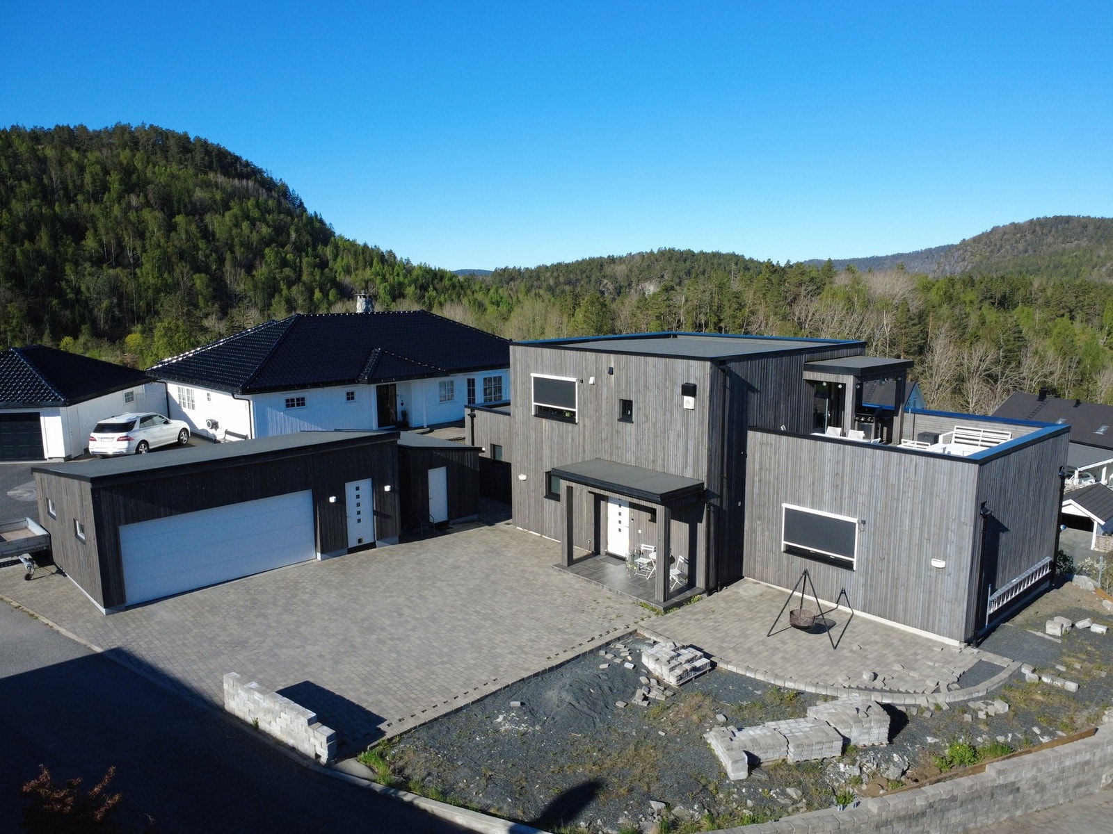 Boligen byr på hele fem soverom, to stuer, åpen stue-/kjøkkenløsning med utgang til solrik terrasse, to bad og gode oppbevaringsmuligheter. Galleribilde