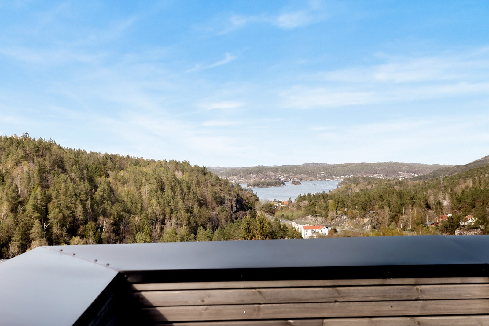 Her bor du skjermet og familievennlig med flotte solforhold hele dagen og nydelig utsikt mot både Hellefjorden og vakre naturområder. Galleribilde