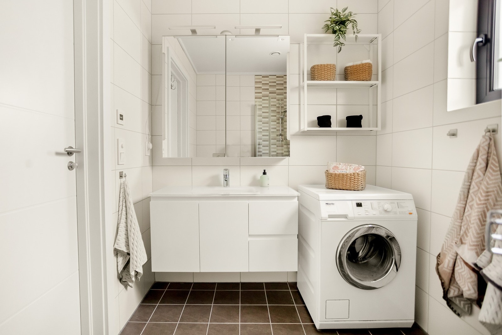 Badene er utstyrt med vegghengt toalett, vask med baderomsinnredning, dusjhjørne og det ene badet har også opplegg for vaskemaskin. Galleribilde