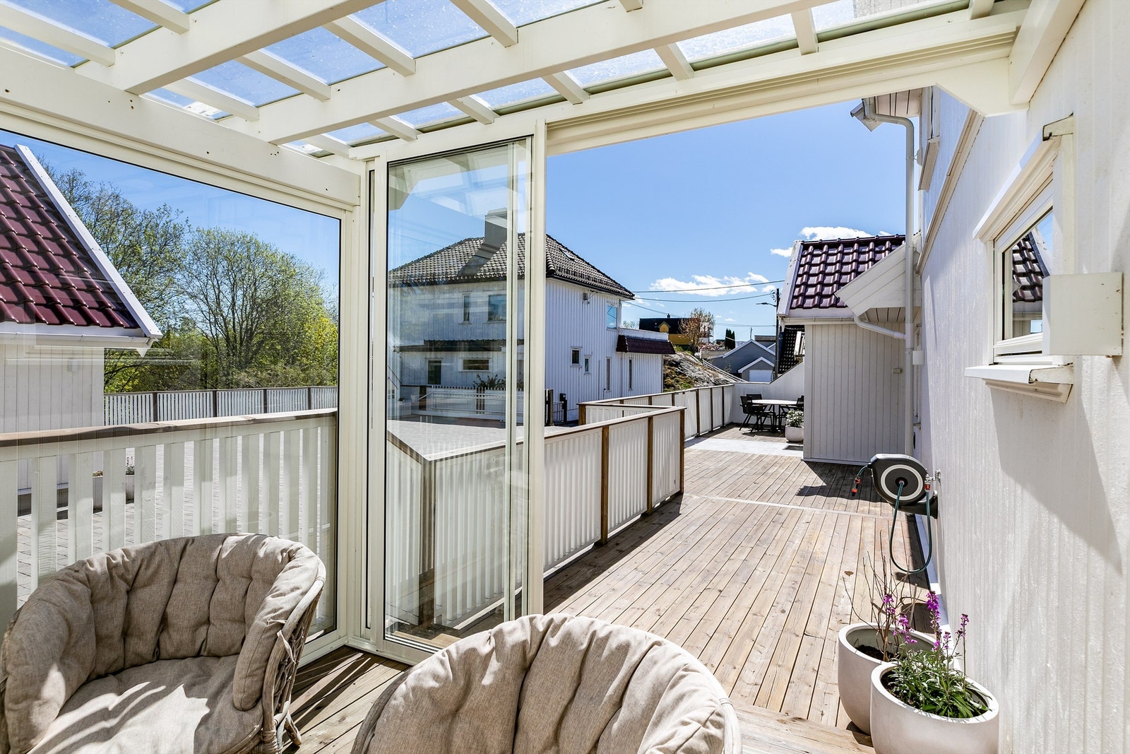 Sommerstid er inngangssidens platting solfylt morgen og formiddag. Galleribilde