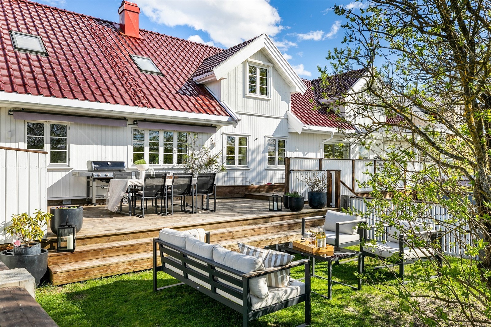 Avslapning på plenen og grilling i kveldssolen på terrassen - prisverdige muligheter å se frem mot i kjøligere årstider. Galleribilde
